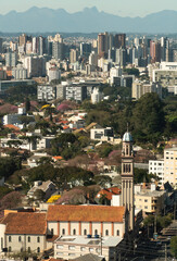 Fototapeta na wymiar Cidade de Curitiba, capital do estado do Paraná, Brasil, vista da torre panorâmica, ao fundo as montanhas da serra do mar com destaque ao Pico Paraná e abaixo o bairro Mercês.