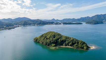 京都府舞鶴市の舞鶴湾に浮かぶ無人島