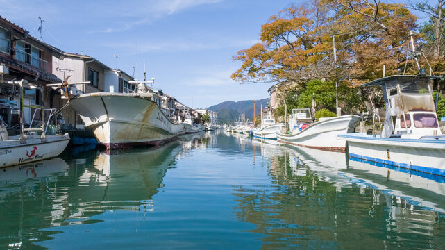 吉原入江 舞鶴市 京都 日本のヴェネチア 漁師町 水路 運河 入り江 舟屋 漁船 船 街並み 家々 紅葉 木々 水面 反映 青空 雲 風景 自然 観光地 景勝地 | Yoshihara Irie Canal with Fishing Boats in Maizuru Kyoto