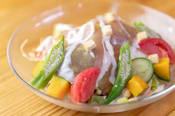 オクラと生ハムのシーザーサラダ