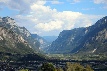 Fototapeta na wymiar wide valley leading up to Trento and the data mountains in northern Italy