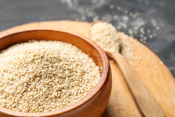Bowl of sesame seeds on table, closeup