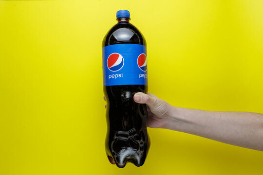 Pepsi Bottle Изображения: просматривайте стоковые фотографии, векторные  изображения и видео в количестве 2,785 | Adobe Stock