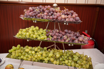 plate with 2 types of grapes at the restaurant