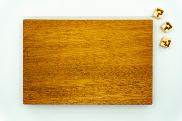 木のプレートの右上に3つのはてなを散りばめた疑問や質問の装飾素材