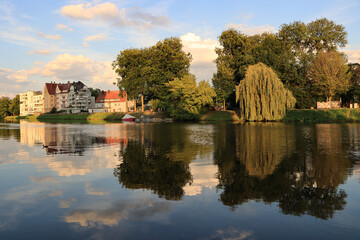 Fototapeta premium Neu-Ulm; Sommerabend am Donauufer