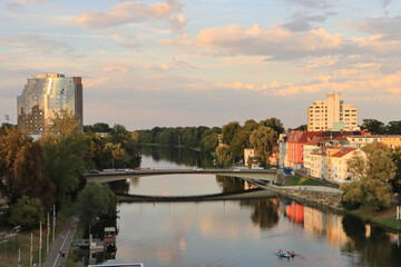 Sommerabend an der Donau; Blick zur Gänstorbrücke zwischen Ulm und Neu-Ulm