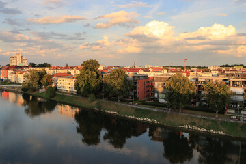 Fototapeta na wymiar Sommerabend an der Donau; Blick auf das Neu-Ulmer Donauufer