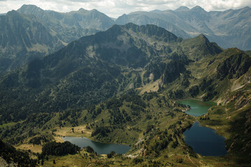 Lac Vert et Lac Bleu sous le pic du Tarbésou dans les Pyrénées ariègeoises