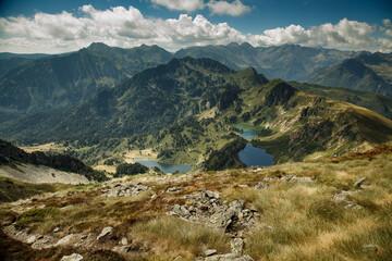 Fototapeta na wymiar Lac Vert et Lac Bleu sous le pic du Tarbésou dans les Pyrénées ariègeoises