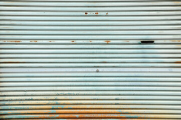 朽ちたシャッター扉