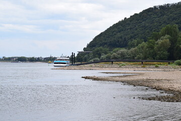 Ausflugsschiff zum Namedyer Geysir am Anleger