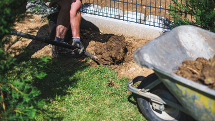 Gärtner hebt ein Pflanzloch aus