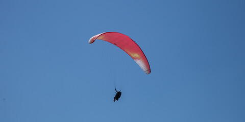 Parapentiste volant dans un ciel bleu