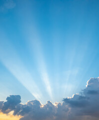 Obraz na płótnie Canvas sun rays and clouds