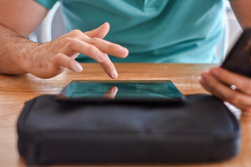 trabajando con varios dipositivos en negocios © Las fotos de Celia