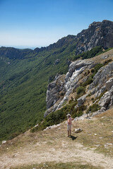 Obraz premium Femme contemplant le paysage du Vercors dans la Drôme