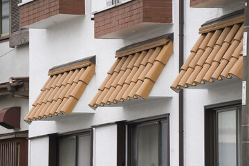 庇屋根　瓦屋根　窓