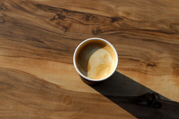 Obraz premium On the table in the restaurant strong and hot coffee.