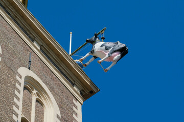 Plastic cow on the tower in Kampen || Koe aan de toren - obrazy, fototapety, plakaty