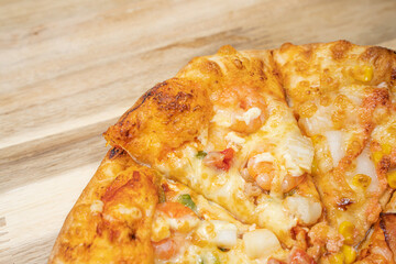食べ物素材　具材たっぷりシーフードピザ