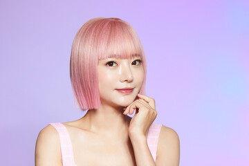 髪の毛がピンク色の若い女性のビューティーポートレート