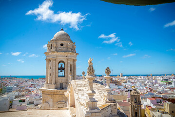 ciudad costera blanca española e historica de Cadiz