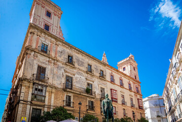 ciudad costera blanca  española e historica  de Cadiz