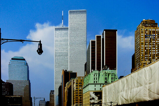 New York,  Stati Uniti d'America, USA -  07 settembre 2001: .World Trade Center. Torri gemelle. Ricordo del tragico attentato del 11 settembre 2001. Architettura e panorama in primo piano..
