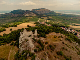 Burgruine Waisenburg - Sirotčí hrádek - in den Pollauer Bergen, von oben