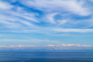 Fototapeta na wymiar 富山県　氷見海岸からの海越しの雪の立山連峰