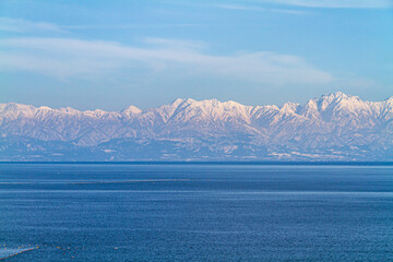 富山県　氷見海岸からの海越しの雪の立山連峰