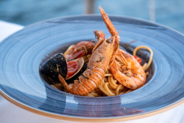 giant shrimp with spagghetti and mussells in bowl