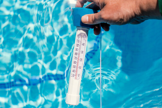 Term&oacute;metro de piscina para medir la temperatura ideal del agua por encima de los 28 grados en la piscina para ba&ntilde;arse. Term&oacute;metro con temperatura perfecta. Emantenimiento de la piscina