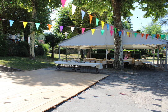 F&ecirc;te de village, f&ecirc;te des voisins, guinguette, animation rurale, bal, stand, danse et buvette.