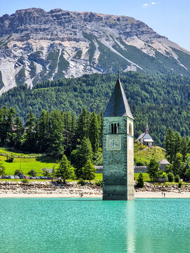 Panorami di Curon Venosta sul Lago di Resia