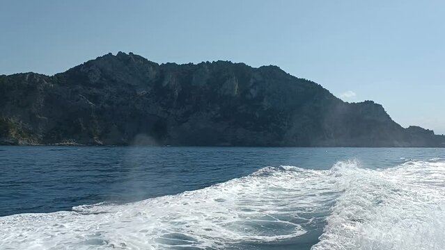 vague &agrave; l'arri&egrave;re d'un bateau naviguant au bord des c&ocirc;tes