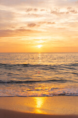 Naklejka premium 夕日とビーチ