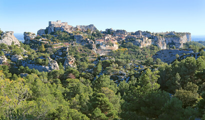 Fototapeta na wymiar Les Baux-de-Provence , village médiéval perché sur son rocher.