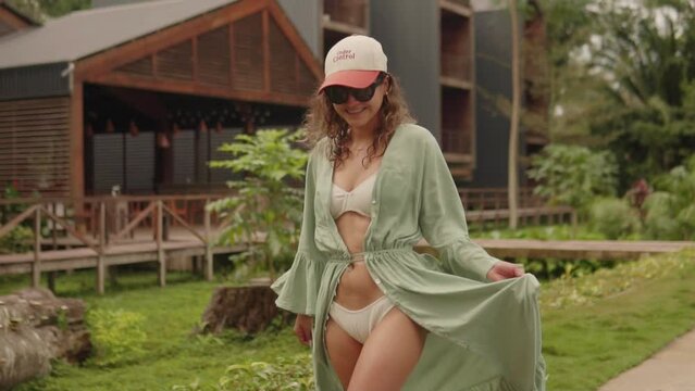 Chica turista caminando en c&aacute;mara lenta en traje de ba&ntilde;o