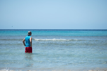 Hombre joven en la playa de Menorca. Verano de 2022.