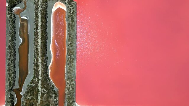 Vue a&eacute;rienne de bassins multicolores de marais salants