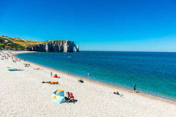 Fototapeta na wymiar Strandspaziergang an der schönen Alabasterküste bei Étretat - Normandie - Frankreich