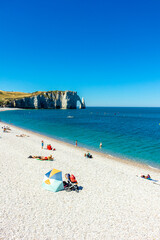 Fototapeta na wymiar Strandspaziergang an der schönen Alabasterküste bei Étretat - Normandie - Frankreich