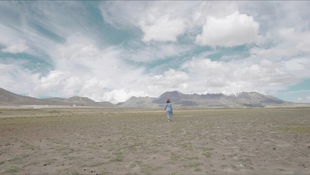 Turista latina caminando hacia las monta&ntilde;as de Arequipa Per&uacute;