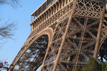 Détail de la structure de la tour Eiffel, célèbre monument de la ville de Paris, zoom sur un arc et un pilier sous le premier étage (France)