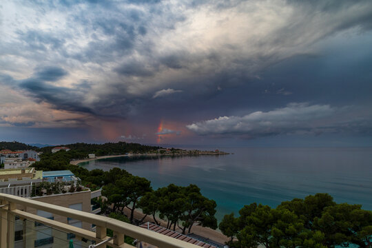 Morgenstimmung mit Regenbogen über dem Stadtstrand von Makarska