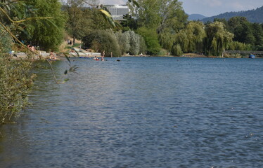 Seepark in Freiburg im Hochsommer