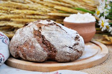 Fototapeta na wymiar Fresh rye bread loaf on the table