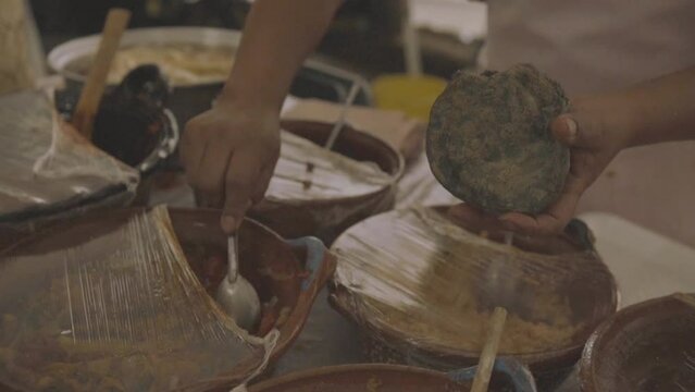 Mujer cocinando tortillas y alimentos t&iacute;picos de Michoac&aacute;n. Girl cooking tortillas and traditional michoacan foods.

